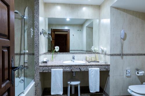 a bathroom with a sink and a mirror at Parador de Monforte de Lemos in Monforte de Lemos