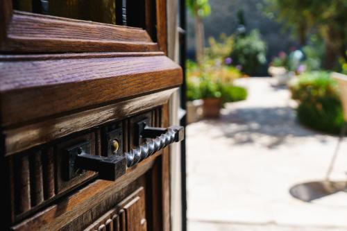 a wooden door with a door knob on a house at Logement Onze Chambres & Gîtes in Raissac-dʼAude