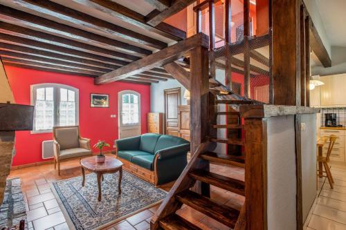 un salon avec un escalier et des murs rouges dans l'établissement Maison charmante à Bangor avec jardin et cheminée, à Bangor