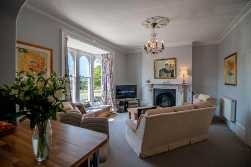 Grand 2 bed Georgian apartment at Florence House with king bed, in the heart of Herne Bay & 300m fro