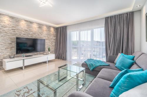 Televízia a/alebo spoločenská miestnosť v ubytovaní Stylish Vacation Apartment with Parking in Międzyzdroje by Noclegi Renters