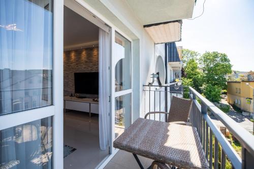 Balkón nebo terasa v ubytování Stylish Vacation Apartment with Parking in Międzyzdroje by Renters