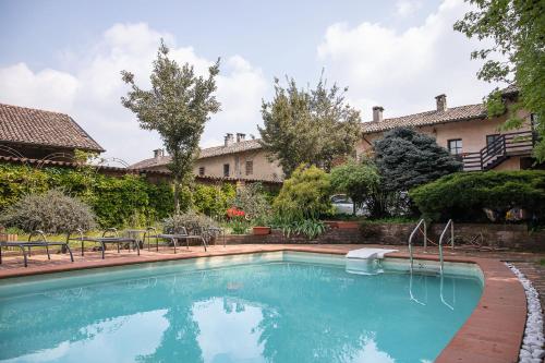 The swimming pool at or close to La Locanda di Sant'Anna