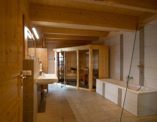 Arlitscherhof Ferienwohnungen und Chalets tesisinde bir banyo