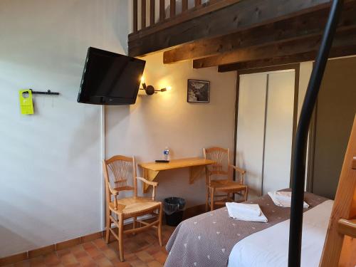 Televisyen dan/atau pusat hiburan di Logis Hôtel Restaurant L'Escarbille