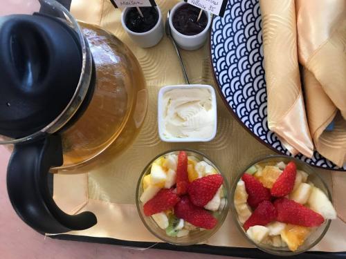 two bowls of fruit on a table next to a blender at CASA UPUPA in Montreuil