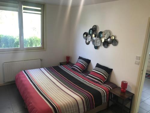 une chambre avec un lit avec des oreillers et une fenêtre dans l'établissement La crémaillère, à Murol