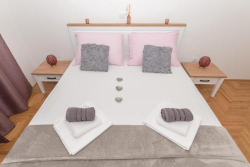 Ліжко або ліжка в номері Deluxe 3 bedroom apartment with sea view