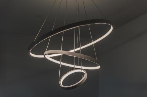 aendant light hanging from the ceiling in a room at Martello View - 3 Bedroom Holiday Home - Llanreath in Pembroke Dock