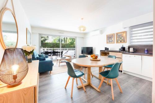 une cuisine et un salon avec une table et des chaises dans l'établissement Salvy 2 bedrooms near the beach 300 meters, à Antibes