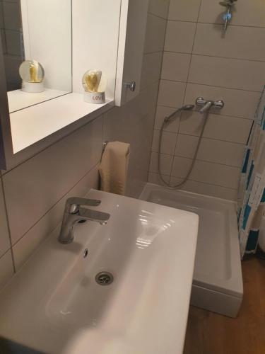 a bathroom with a sink and a bath tub at Apartmani Babić in Dugi Rat