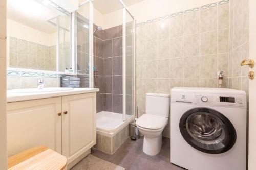 Ένα μπάνιο στο Salvy 2 bedrooms near the beach 300 meters