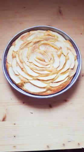 una torta in teglia su un tavolo di legno di A Casa Di Nonna B&B a Tortoreto