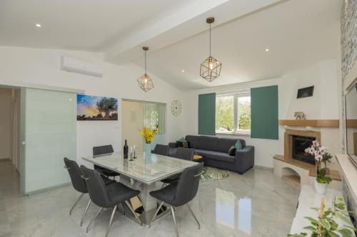 Foto Holiday Home Maslina near Omis 4