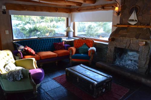 a living room with a couch and a fireplace at Lodge Tikilen Caviahue in Caviahue