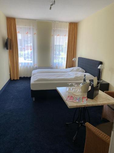 Letto o letti in una camera di Nordseehotel Benser Hof Garni am Hafen