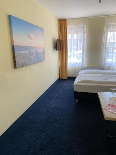 Letto o letti in una camera di Nordseehotel Benser Hof Garni am Hafen