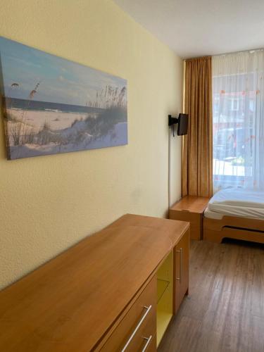 Letto o letti in una camera di Nordseehotel Benser Hof Garni am Hafen