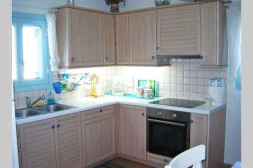 Dapur atau dapur kecil di Irilena's guest house