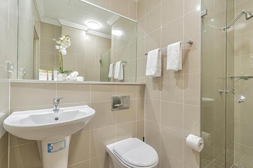 Un baño de Best Western Plus Camperdown Suites