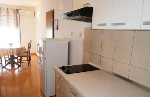 Kuchyňa alebo kuchynka v ubytovaní Apartment in Sevid with Seaview, Balcony, Air condition, WIFI (4755-1)