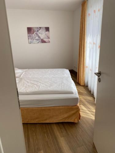 Letto o letti in una camera di Nordseehotel Benser Hof Garni am Hafen