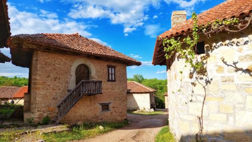 an old stone building with a balcony on the side at Vila Milenovic Rajacke Pivnice in Rajac