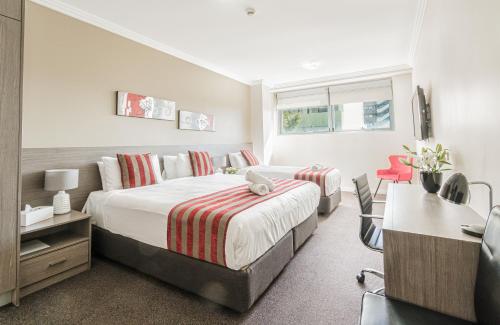 Una cama o camas en una habitación de Best Western Plus Camperdown Suites