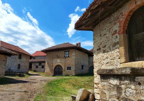 an old stone building with a gate in a yard at Vila Milenovic Rajacke Pivnice in Rajac