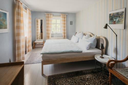 um quarto com uma cama grande e uma janela em Charlottes Pfarrgarten em Niesky