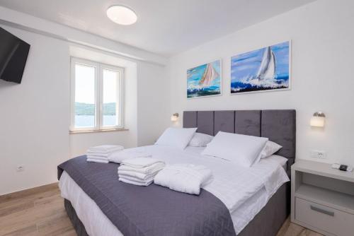 クチフェにあるHoliday Villa Sashaのベッドルーム1室(大型ベッド1台、白いタオル付)