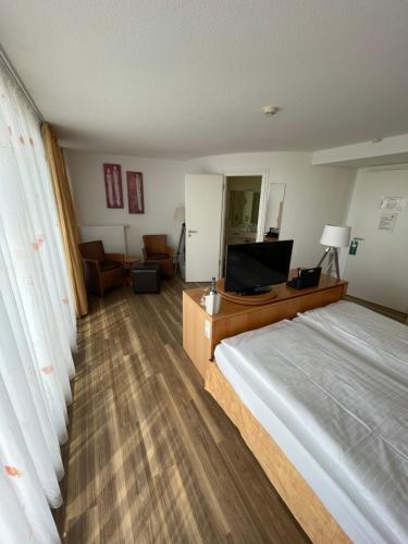 Letto o letti in una camera di Nordseehotel Benser Hof Garni am Hafen