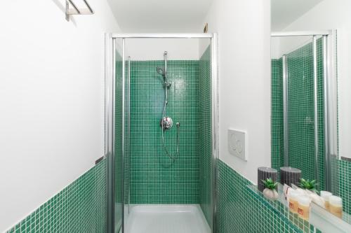ein Bad mit einer Dusche und grünen Fliesen in der Unterkunft Residenza Vaticana in Rom