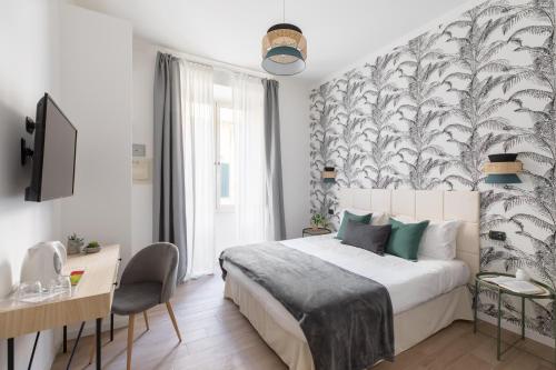 ein Schlafzimmer mit einem großen Bett und einem Wandbild in der Unterkunft Residenza Vaticana in Rom