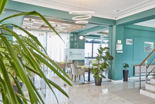 une salle de réunion avec des murs et des plantes bleus dans l'établissement Hotel Excelsior Mamaia Nord, à Mamaia Nord – Năvodari