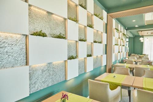 a dining room with tables and chairs at Hotel Azaleea Mamaia Nord in Mamaia Nord