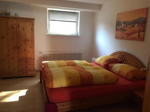 Schlafzimmer mit einem Bett und einem Fenster in der Unterkunft Ferienwohnung Roder in Marburg an der Lahn