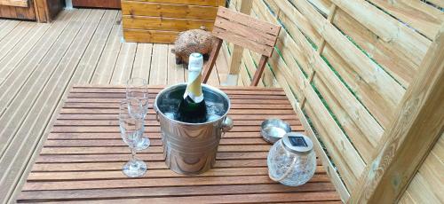 - un seau avec une brosse à dents sur une terrasse dans l'établissement La Bulle du Cheix, à Saint-Diéry