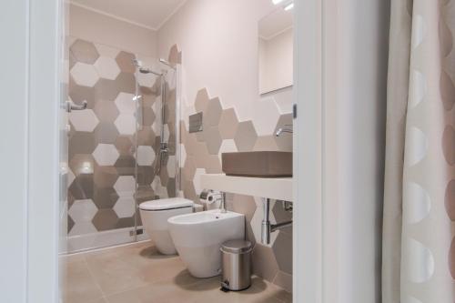a bathroom with a toilet and a sink and a shower at Casa Di Hilde in Scicli