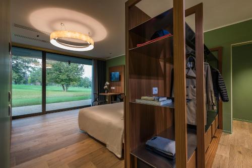 A bed or beds in a room at Villaverde Hotel Spa&Golf Udine