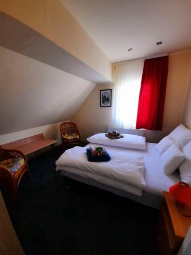 a hotel room with two beds and a window at Harmónia Vendégház in Balatonalmádi