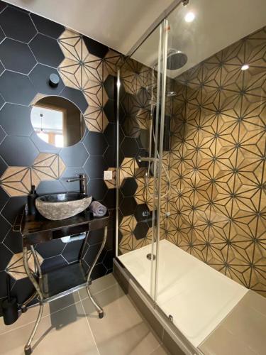 une salle de bain avec une douche, un lavabo et un miroir dans l'établissement Tour Ramus- appartements, à Albertville