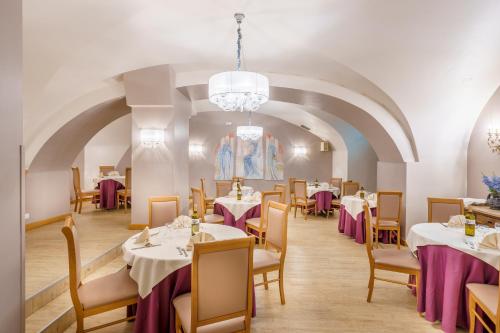 מסעדה או מקום אחר לאכול בו ב-Dei Priori Boutique Hotel