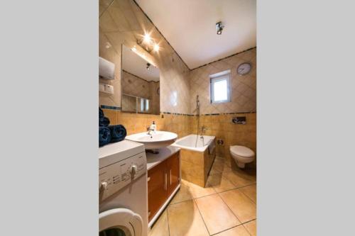 a bathroom with a sink and a toilet at Przyjazne mieszkanie w kamienicy blisko centrum in Wrocław