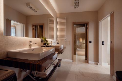 a bathroom with two sinks and a large mirror at ONE Luxury Apartments in Rzeszów
