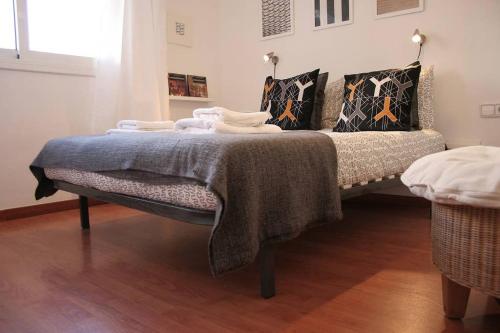 バルセロナにあるLovely apartment with a terraceのベッド(毛布付)