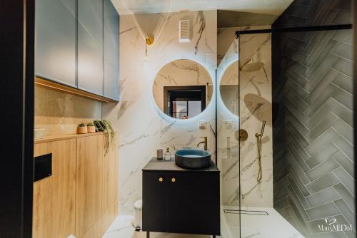 a bathroom with a sink and a shower at Apartament LUX 2 Cieplice in Jelenia Góra