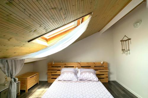 une chambre avec un lit et une lucarne dans l'établissement Renovated 2 bedroom duplex apartment in the center of Antibes, à Antibes