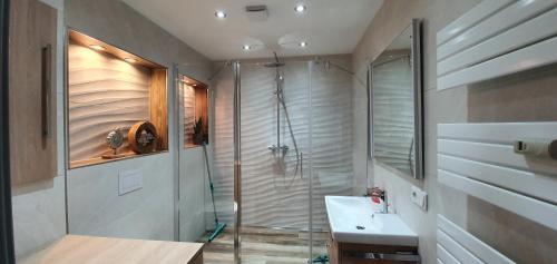 a bathroom with a shower and a sink at Haus Malta Wohnung 2, 300m zum Strand in Graal-Müritz