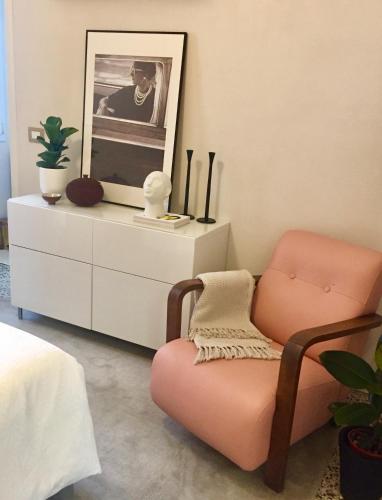 a living room with a chair and a dresser at Addler House Apt by Addler House Ospitality in Mestre